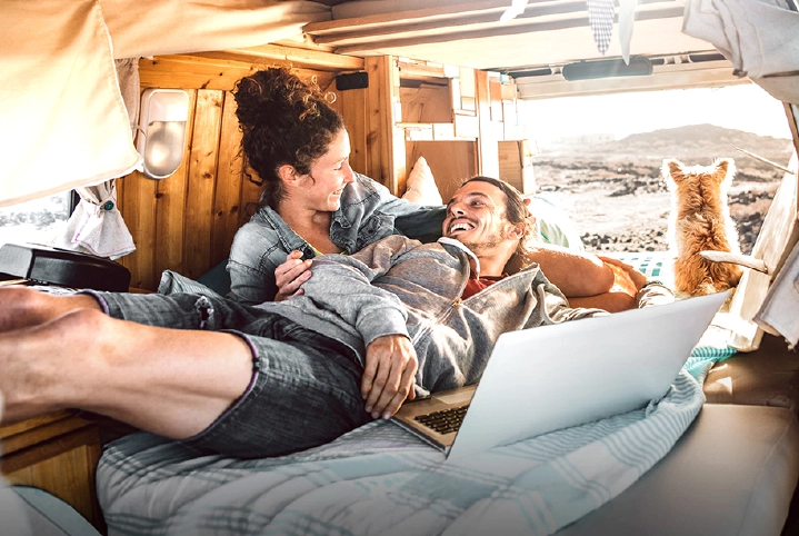 CanBe - Young couple relaxing in camper van